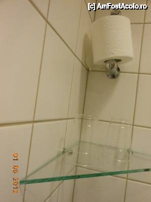 [P17] Hotel Danmark - Copenhaga. Etajera şi cele două pahare de plastic nesigilate în folie.  » foto by iulianic
 - 
<span class="allrVoted glyphicon glyphicon-heart hidden" id="av454564"></span>
<a class="m-l-10 hidden" id="sv454564" onclick="voting_Foto_DelVot(,454564,15039)" role="button">șterge vot <span class="glyphicon glyphicon-remove"></span></a>
<a id="v9454564" class=" c-red"  onclick="voting_Foto_SetVot(454564)" role="button"><span class="glyphicon glyphicon-heart-empty"></span> <b>LIKE</b> = Votează poza</a> <img class="hidden"  id="f454564W9" src="/imagini/loader.gif" border="0" /><span class="AjErrMes hidden" id="e454564ErM"></span>