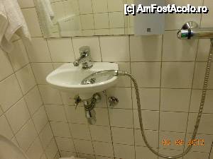 [P19] Hotel Danmark - Copenhaga. Chiuveta bună doar ca suport pentru duş.  » foto by iulianic
 - 
<span class="allrVoted glyphicon glyphicon-heart hidden" id="av454566"></span>
<a class="m-l-10 hidden" id="sv454566" onclick="voting_Foto_DelVot(,454566,15039)" role="button">șterge vot <span class="glyphicon glyphicon-remove"></span></a>
<a id="v9454566" class=" c-red"  onclick="voting_Foto_SetVot(454566)" role="button"><span class="glyphicon glyphicon-heart-empty"></span> <b>LIKE</b> = Votează poza</a> <img class="hidden"  id="f454566W9" src="/imagini/loader.gif" border="0" /><span class="AjErrMes hidden" id="e454566ErM"></span>