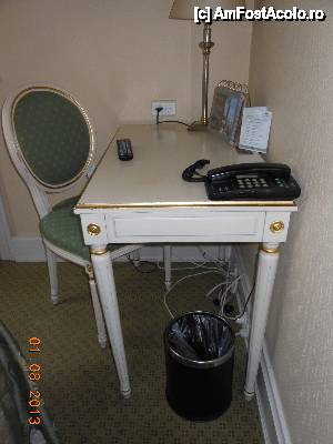 [P07] Hotel Danmark - Copenhaga, masa şi scaunul din camera 126, frumoase, dar cam uzate.  » foto by iulianic
 - 
<span class="allrVoted glyphicon glyphicon-heart hidden" id="av454554"></span>
<a class="m-l-10 hidden" id="sv454554" onclick="voting_Foto_DelVot(,454554,15039)" role="button">șterge vot <span class="glyphicon glyphicon-remove"></span></a>
<a id="v9454554" class=" c-red"  onclick="voting_Foto_SetVot(454554)" role="button"><span class="glyphicon glyphicon-heart-empty"></span> <b>LIKE</b> = Votează poza</a> <img class="hidden"  id="f454554W9" src="/imagini/loader.gif" border="0" /><span class="AjErrMes hidden" id="e454554ErM"></span>
