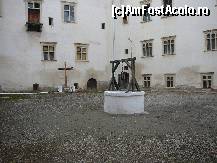 [P10] Fantana si monumentul din curtea interioara » foto by Claudiu U.
 - 
<span class="allrVoted glyphicon glyphicon-heart hidden" id="av282237"></span>
<a class="m-l-10 hidden" id="sv282237" onclick="voting_Foto_DelVot(,282237,15092)" role="button">șterge vot <span class="glyphicon glyphicon-remove"></span></a>
<a id="v9282237" class=" c-red"  onclick="voting_Foto_SetVot(282237)" role="button"><span class="glyphicon glyphicon-heart-empty"></span> <b>LIKE</b> = Votează poza</a> <img class="hidden"  id="f282237W9" src="/imagini/loader.gif" border="0" /><span class="AjErrMes hidden" id="e282237ErM"></span>