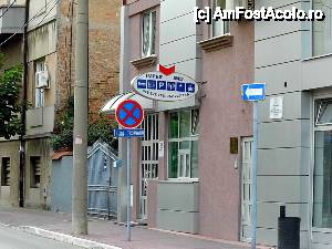 [P02] Poarta gri pe care o vedeți reprezintă intrarea în curticica de care vă vorbeam. Interesant e că semnul 'Trotuaru' nu avea 'l-ul', altfel am fi crezut că suntem acasă :))  » foto by ariciu*
 - 
<span class="allrVoted glyphicon glyphicon-heart hidden" id="av481236"></span>
<a class="m-l-10 hidden" id="sv481236" onclick="voting_Foto_DelVot(,481236,15135)" role="button">șterge vot <span class="glyphicon glyphicon-remove"></span></a>
<a id="v9481236" class=" c-red"  onclick="voting_Foto_SetVot(481236)" role="button"><span class="glyphicon glyphicon-heart-empty"></span> <b>LIKE</b> = Votează poza</a> <img class="hidden"  id="f481236W9" src="/imagini/loader.gif" border="0" /><span class="AjErrMes hidden" id="e481236ErM"></span>