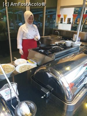 [P42] Aici se prepara omleta dimineaţa și se puteau alege ingredientele. La amiază aici se preparau paste, cum se vede în fotografie, iarăși cu ingrediente la alegere. » foto by calincheita
 - 
<span class="allrVoted glyphicon glyphicon-heart hidden" id="av1194300"></span>
<a class="m-l-10 hidden" id="sv1194300" onclick="voting_Foto_DelVot(,1194300,15280)" role="button">șterge vot <span class="glyphicon glyphicon-remove"></span></a>
<a id="v91194300" class=" c-red"  onclick="voting_Foto_SetVot(1194300)" role="button"><span class="glyphicon glyphicon-heart-empty"></span> <b>LIKE</b> = Votează poza</a> <img class="hidden"  id="f1194300W9" src="/imagini/loader.gif" border="0" /><span class="AjErrMes hidden" id="e1194300ErM"></span>