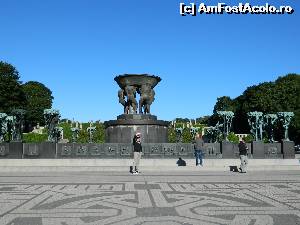 [P10] Vedere generala cu grupul statuar care formeaza Fantana din parcul Vigeland » foto by ileanaxperta*
 - 
<span class="allrVoted glyphicon glyphicon-heart hidden" id="av595343"></span>
<a class="m-l-10 hidden" id="sv595343" onclick="voting_Foto_DelVot(,595343,15474)" role="button">șterge vot <span class="glyphicon glyphicon-remove"></span></a>
<a id="v9595343" class=" c-red"  onclick="voting_Foto_SetVot(595343)" role="button"><span class="glyphicon glyphicon-heart-empty"></span> <b>LIKE</b> = Votează poza</a> <img class="hidden"  id="f595343W9" src="/imagini/loader.gif" border="0" /><span class="AjErrMes hidden" id="e595343ErM"></span>