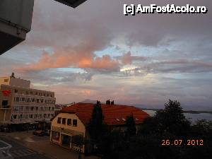 [P14] Molde - Quality Hotel Alexandra, camera 235. Vedere din balcon după ora 22.  » foto by iulianic
 - 
<span class="allrVoted glyphicon glyphicon-heart hidden" id="av472218"></span>
<a class="m-l-10 hidden" id="sv472218" onclick="voting_Foto_DelVot(,472218,15524)" role="button">șterge vot <span class="glyphicon glyphicon-remove"></span></a>
<a id="v9472218" class=" c-red"  onclick="voting_Foto_SetVot(472218)" role="button"><span class="glyphicon glyphicon-heart-empty"></span> <b>LIKE</b> = Votează poza</a> <img class="hidden"  id="f472218W9" src="/imagini/loader.gif" border="0" /><span class="AjErrMes hidden" id="e472218ErM"></span>