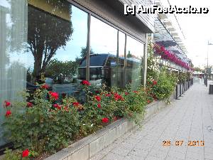 [P06] Molde - Quality Hotel Alexandra. Autocarul nostru reflectat în geamurile mari de la parter.  » foto by iulianic
 - 
<span class="allrVoted glyphicon glyphicon-heart hidden" id="av472210"></span>
<a class="m-l-10 hidden" id="sv472210" onclick="voting_Foto_DelVot(,472210,15524)" role="button">șterge vot <span class="glyphicon glyphicon-remove"></span></a>
<a id="v9472210" class=" c-red"  onclick="voting_Foto_SetVot(472210)" role="button"><span class="glyphicon glyphicon-heart-empty"></span> <b>LIKE</b> = Votează poza</a> <img class="hidden"  id="f472210W9" src="/imagini/loader.gif" border="0" /><span class="AjErrMes hidden" id="e472210ErM"></span>