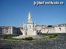 [P01] Statuia Reginei Maria I in fata palatului Queluz » foto by mireille
 - 
<span class="allrVoted glyphicon glyphicon-heart hidden" id="av474584"></span>
<a class="m-l-10 hidden" id="sv474584" onclick="voting_Foto_DelVot(,474584,15568)" role="button">șterge vot <span class="glyphicon glyphicon-remove"></span></a>
<a id="v9474584" class=" c-red"  onclick="voting_Foto_SetVot(474584)" role="button"><span class="glyphicon glyphicon-heart-empty"></span> <b>LIKE</b> = Votează poza</a> <img class="hidden"  id="f474584W9" src="/imagini/loader.gif" border="0" /><span class="AjErrMes hidden" id="e474584ErM"></span>