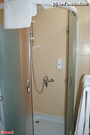 [P07] Cabina de duş, simplă, dar curată. Gelul de duş este la dozator.  » foto by Costi
 - 
<span class="allrVoted glyphicon glyphicon-heart hidden" id="av475874"></span>
<a class="m-l-10 hidden" id="sv475874" onclick="voting_Foto_DelVot(,475874,15596)" role="button">șterge vot <span class="glyphicon glyphicon-remove"></span></a>
<a id="v9475874" class=" c-red"  onclick="voting_Foto_SetVot(475874)" role="button"><span class="glyphicon glyphicon-heart-empty"></span> <b>LIKE</b> = Votează poza</a> <img class="hidden"  id="f475874W9" src="/imagini/loader.gif" border="0" /><span class="AjErrMes hidden" id="e475874ErM"></span>