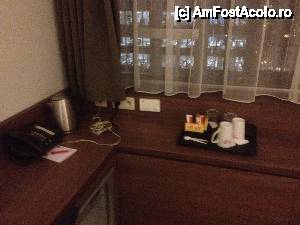 [P03] Minibarul, fierbătorul de apă și cele necesare pentru un ceai sau o cafea » foto by mauricius*
 - 
<span class="allrVoted glyphicon glyphicon-heart hidden" id="av478516"></span>
<a class="m-l-10 hidden" id="sv478516" onclick="voting_Foto_DelVot(,478516,15640)" role="button">șterge vot <span class="glyphicon glyphicon-remove"></span></a>
<a id="v9478516" class=" c-red"  onclick="voting_Foto_SetVot(478516)" role="button"><span class="glyphicon glyphicon-heart-empty"></span> <b>LIKE</b> = Votează poza</a> <img class="hidden"  id="f478516W9" src="/imagini/loader.gif" border="0" /><span class="AjErrMes hidden" id="e478516ErM"></span>
