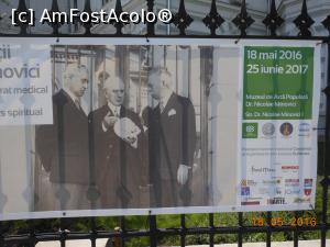 [P02] Vila Minovici - Frații Minovici și anunțul (de pe gardul Muzeului Municipiului București) privind deschiderea expoziției.  » foto by iulianic
 - 
<span class="allrVoted glyphicon glyphicon-heart hidden" id="av739705"></span>
<a class="m-l-10 hidden" id="sv739705" onclick="voting_Foto_DelVot(,739705,15684)" role="button">șterge vot <span class="glyphicon glyphicon-remove"></span></a>
<a id="v9739705" class=" c-red"  onclick="voting_Foto_SetVot(739705)" role="button"><span class="glyphicon glyphicon-heart-empty"></span> <b>LIKE</b> = Votează poza</a> <img class="hidden"  id="f739705W9" src="/imagini/loader.gif" border="0" /><span class="AjErrMes hidden" id="e739705ErM"></span>