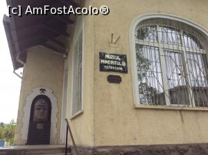 [P02] Muzeul Mineritului - adresa, dar si usa de intrare care seamana cu o intrare in mina » foto by mishu
 - 
<span class="allrVoted glyphicon glyphicon-heart hidden" id="av861165"></span>
<a class="m-l-10 hidden" id="sv861165" onclick="voting_Foto_DelVot(,861165,15838)" role="button">șterge vot <span class="glyphicon glyphicon-remove"></span></a>
<a id="v9861165" class=" c-red"  onclick="voting_Foto_SetVot(861165)" role="button"><span class="glyphicon glyphicon-heart-empty"></span> <b>LIKE</b> = Votează poza</a> <img class="hidden"  id="f861165W9" src="/imagini/loader.gif" border="0" /><span class="AjErrMes hidden" id="e861165ErM"></span>