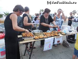 [P06] Prepararea gogoselelor cu miere in targ » foto by valileau
 - 
<span class="allrVoted glyphicon glyphicon-heart hidden" id="av580068"></span>
<a class="m-l-10 hidden" id="sv580068" onclick="voting_Foto_DelVot(,580068,16131)" role="button">șterge vot <span class="glyphicon glyphicon-remove"></span></a>
<a id="v9580068" class=" c-red"  onclick="voting_Foto_SetVot(580068)" role="button"><span class="glyphicon glyphicon-heart-empty"></span> <b>LIKE</b> = Votează poza</a> <img class="hidden"  id="f580068W9" src="/imagini/loader.gif" border="0" /><span class="AjErrMes hidden" id="e580068ErM"></span>
