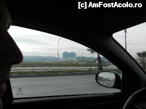 [P01] Venind dinspre Pamukkale, mergand inspre centrul orasului Denizli, veti observa hotelul pe stanga. Acum cum facem sa trecem partea cealalta si sa ajungem la el?  » foto by TraianS
 - 
<span class="allrVoted glyphicon glyphicon-heart hidden" id="av499982"></span>
<a class="m-l-10 hidden" id="sv499982" onclick="voting_Foto_DelVot(,499982,16198)" role="button">șterge vot <span class="glyphicon glyphicon-remove"></span></a>
<a id="v9499982" class=" c-red"  onclick="voting_Foto_SetVot(499982)" role="button"><span class="glyphicon glyphicon-heart-empty"></span> <b>LIKE</b> = Votează poza</a> <img class="hidden"  id="f499982W9" src="/imagini/loader.gif" border="0" /><span class="AjErrMes hidden" id="e499982ErM"></span>