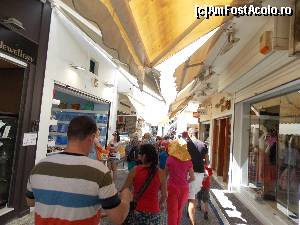 [P13] Străduță cu magazine în Fira » foto by Cleopatraa
 - 
<span class="allrVoted glyphicon glyphicon-heart hidden" id="av590019"></span>
<a class="m-l-10 hidden" id="sv590019" onclick="voting_Foto_DelVot(,590019,16213)" role="button">șterge vot <span class="glyphicon glyphicon-remove"></span></a>
<a id="v9590019" class=" c-red"  onclick="voting_Foto_SetVot(590019)" role="button"><span class="glyphicon glyphicon-heart-empty"></span> <b>LIKE</b> = Votează poza</a> <img class="hidden"  id="f590019W9" src="/imagini/loader.gif" border="0" /><span class="AjErrMes hidden" id="e590019ErM"></span>