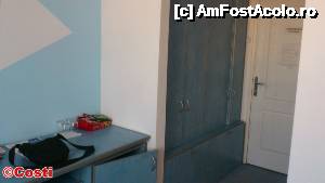 [P12] Imediat la intrare, un șifonier încăpător și o masă lungă, sub care se afla un minifrigider.  » foto by Costi
 - 
<span class="allrVoted glyphicon glyphicon-heart hidden" id="av501688"></span>
<a class="m-l-10 hidden" id="sv501688" onclick="voting_Foto_DelVot(,501688,16235)" role="button">șterge vot <span class="glyphicon glyphicon-remove"></span></a>
<a id="v9501688" class=" c-red"  onclick="voting_Foto_SetVot(501688)" role="button"><span class="glyphicon glyphicon-heart-empty"></span> <b>LIKE</b> = Votează poza</a> <img class="hidden"  id="f501688W9" src="/imagini/loader.gif" border="0" /><span class="AjErrMes hidden" id="e501688ErM"></span>
