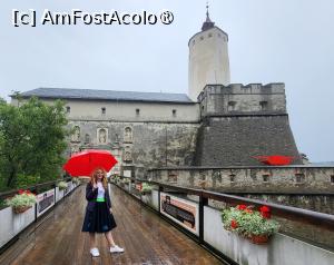 [P03] Balustrada podului are afise ce prezinta istoria castelului. 

Poarta spre castel, de dupa pod, este decorata cu reprezentari ale sfintilor. Castelul are un turn, cunoscut sub numele de „Turnul Negru”, ce contine o groapa adanca de 12 metri, folosita ca inchisoare pentru cei condamnati la moarte. » foto by geani anto
 - 
<span class="allrVoted glyphicon glyphicon-heart hidden" id="av1407569"></span>
<a class="m-l-10 hidden" id="sv1407569" onclick="voting_Foto_DelVot(,1407569,16396)" role="button">șterge vot <span class="glyphicon glyphicon-remove"></span></a>
<a id="v91407569" class=" c-red"  onclick="voting_Foto_SetVot(1407569)" role="button"><span class="glyphicon glyphicon-heart-empty"></span> <b>LIKE</b> = Votează poza</a> <img class="hidden"  id="f1407569W9" src="/imagini/loader.gif" border="0" /><span class="AjErrMes hidden" id="e1407569ErM"></span>