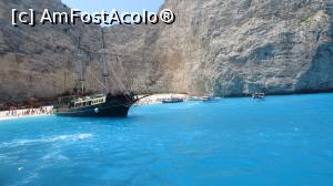 P16 [JUL-2016] Vasul fantoma ancorat din nou, inainte sa ajungem la plaja Navagio