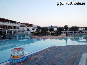 [P14] Holidays in Evia Beach Hotel - piscina principală » foto by danoradea
 - 
<span class="allrVoted glyphicon glyphicon-heart hidden" id="av663688"></span>
<a class="m-l-10 hidden" id="sv663688" onclick="voting_Foto_DelVot(,663688,16766)" role="button">șterge vot <span class="glyphicon glyphicon-remove"></span></a>
<a id="v9663688" class=" c-red"  onclick="voting_Foto_SetVot(663688)" role="button"><span class="glyphicon glyphicon-heart-empty"></span> <b>LIKE</b> = Votează poza</a> <img class="hidden"  id="f663688W9" src="/imagini/loader.gif" border="0" /><span class="AjErrMes hidden" id="e663688ErM"></span>