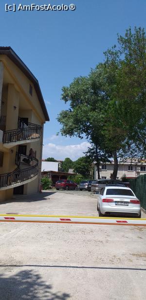 [P13] parcare hotel cu bariera, scara exterioara de acces in hotel » foto by Yolanda
 - 
<span class="allrVoted glyphicon glyphicon-heart hidden" id="av1414751"></span>
<a class="m-l-10 hidden" id="sv1414751" onclick="voting_Foto_DelVot(,1414751,17163)" role="button">șterge vot <span class="glyphicon glyphicon-remove"></span></a>
<a id="v91414751" class=" c-red"  onclick="voting_Foto_SetVot(1414751)" role="button"><span class="glyphicon glyphicon-heart-empty"></span> <b>LIKE</b> = Votează poza</a> <img class="hidden"  id="f1414751W9" src="/imagini/loader.gif" border="0" /><span class="AjErrMes hidden" id="e1414751ErM"></span>
