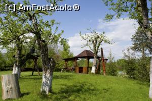 [P08] un foișor printre meri în curtea din spate » foto by vasilica
 - 
<span class="allrVoted glyphicon glyphicon-heart hidden" id="av749102"></span>
<a class="m-l-10 hidden" id="sv749102" onclick="voting_Foto_DelVot(,749102,17219)" role="button">șterge vot <span class="glyphicon glyphicon-remove"></span></a>
<a id="v9749102" class=" c-red"  onclick="voting_Foto_SetVot(749102)" role="button"><span class="glyphicon glyphicon-heart-empty"></span> <b>LIKE</b> = Votează poza</a> <img class="hidden"  id="f749102W9" src="/imagini/loader.gif" border="0" /><span class="AjErrMes hidden" id="e749102ErM"></span>