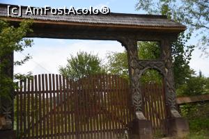 [P13] o poarat traditionala, la cateva sute de metri de pensiune » foto by PTiberius
 - 
<span class="allrVoted glyphicon glyphicon-heart hidden" id="av1178987"></span>
<a class="m-l-10 hidden" id="sv1178987" onclick="voting_Foto_DelVot(,1178987,17294)" role="button">șterge vot <span class="glyphicon glyphicon-remove"></span></a>
<a id="v91178987" class=" c-red"  onclick="voting_Foto_SetVot(1178987)" role="button"><span class="glyphicon glyphicon-heart-empty"></span> <b>LIKE</b> = Votează poza</a> <img class="hidden"  id="f1178987W9" src="/imagini/loader.gif" border="0" /><span class="AjErrMes hidden" id="e1178987ErM"></span>