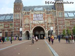 [P02] Duminica in drum spre Rijksmuseum, fatada muzeului si primii biciclisti care ii vad iesind din pasaj » foto by mireille
 - 
<span class="allrVoted glyphicon glyphicon-heart hidden" id="av549656"></span>
<a class="m-l-10 hidden" id="sv549656" onclick="voting_Foto_DelVot(,549656,17324)" role="button">șterge vot <span class="glyphicon glyphicon-remove"></span></a>
<a id="v9549656" class=" c-red"  onclick="voting_Foto_SetVot(549656)" role="button"><span class="glyphicon glyphicon-heart-empty"></span> <b>LIKE</b> = Votează poza</a> <img class="hidden"  id="f549656W9" src="/imagini/loader.gif" border="0" /><span class="AjErrMes hidden" id="e549656ErM"></span>