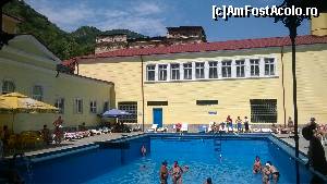 [P13] Strandul Cerna, unul din cele mai renumite din Baile Herculane. Nici macar vopseaua noua nu poate ascundelipsa de investitii in modernizare. Puteti ajunge la el in plimbare desi e cam departe de vila Bellevue. Sper ca in 2016 va arata altfel. Apa proaspata, de 46 de grade, tocmai era schimbata.  » foto by damn
 - 
<span class="allrVoted glyphicon glyphicon-heart hidden" id="av657654"></span>
<a class="m-l-10 hidden" id="sv657654" onclick="voting_Foto_DelVot(,657654,17407)" role="button">șterge vot <span class="glyphicon glyphicon-remove"></span></a>
<a id="v9657654" class=" c-red"  onclick="voting_Foto_SetVot(657654)" role="button"><span class="glyphicon glyphicon-heart-empty"></span> <b>LIKE</b> = Votează poza</a> <img class="hidden"  id="f657654W9" src="/imagini/loader.gif" border="0" /><span class="AjErrMes hidden" id="e657654ErM"></span>
