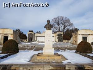 [P04] Mausoleul de la Mărăști și bustul mareșalului Averescu. » foto by Floryn81
 - 
<span class="allrVoted glyphicon glyphicon-heart hidden" id="av1216280"></span>
<a class="m-l-10 hidden" id="sv1216280" onclick="voting_Foto_DelVot(,1216280,17409)" role="button">șterge vot <span class="glyphicon glyphicon-remove"></span></a>
<a id="v91216280" class=" c-red"  onclick="voting_Foto_SetVot(1216280)" role="button"><span class="glyphicon glyphicon-heart-empty"></span> <b>LIKE</b> = Votează poza</a> <img class="hidden"  id="f1216280W9" src="/imagini/loader.gif" border="0" /><span class="AjErrMes hidden" id="e1216280ErM"></span>