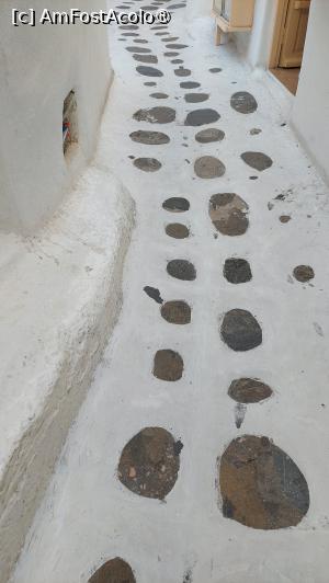 [P16] Pietre de pavaj în Mykonos Town » foto by Carmen Ion
 - 
<span class="allrVoted glyphicon glyphicon-heart hidden" id="av1420367"></span>
<a class="m-l-10 hidden" id="sv1420367" onclick="voting_Foto_DelVot(,1420367,17461)" role="button">șterge vot <span class="glyphicon glyphicon-remove"></span></a>
<a id="v91420367" class=" c-red"  onclick="voting_Foto_SetVot(1420367)" role="button"><span class="glyphicon glyphicon-heart-empty"></span> <b>LIKE</b> = Votează poza</a> <img class="hidden"  id="f1420367W9" src="/imagini/loader.gif" border="0" /><span class="AjErrMes hidden" id="e1420367ErM"></span>