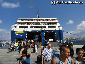 [P25] Calatori si deopotriva masini, coboara in Paros din impresionantul feribot Blue Star Delos. Alti turisti, care merg mai departe, privesc insula de pe feribot.  » foto by zuftim
 - 
<span class="allrVoted glyphicon glyphicon-heart hidden" id="av647639"></span>
<a class="m-l-10 hidden" id="sv647639" onclick="voting_Foto_DelVot(,647639,17461)" role="button">șterge vot <span class="glyphicon glyphicon-remove"></span></a>
<a id="v9647639" class=" c-red"  onclick="voting_Foto_SetVot(647639)" role="button"><span class="glyphicon glyphicon-heart-empty"></span> <b>LIKE</b> = Votează poza</a> <img class="hidden"  id="f647639W9" src="/imagini/loader.gif" border="0" /><span class="AjErrMes hidden" id="e647639ErM"></span>