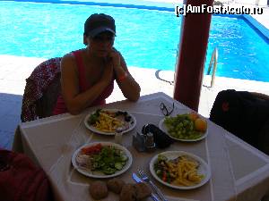 [P10] Pe terasa restaurantului, la pranz, cu piscina din fata hotelului in spate si cu farfuriile pline. Precizare, tot ce se vede pe masa este mancarea pentru doi oameni » foto by camelia
 - 
<span class="allrVoted glyphicon glyphicon-heart hidden" id="av557810"></span>
<a class="m-l-10 hidden" id="sv557810" onclick="voting_Foto_DelVot(,557810,17489)" role="button">șterge vot <span class="glyphicon glyphicon-remove"></span></a>
<a id="v9557810" class=" c-red"  onclick="voting_Foto_SetVot(557810)" role="button"><span class="glyphicon glyphicon-heart-empty"></span> <b>LIKE</b> = Votează poza</a> <img class="hidden"  id="f557810W9" src="/imagini/loader.gif" border="0" /><span class="AjErrMes hidden" id="e557810ErM"></span>