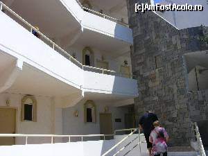 [P11] Cladirea cu doua etaje in care am fost cazati, vedere din spate. Se vede holul deschis de la intrarea in camere si pe unde spuneam ca intrau tantarii prin fanta de sub usa.  » foto by camelia
 - 
<span class="allrVoted glyphicon glyphicon-heart hidden" id="av557811"></span>
<a class="m-l-10 hidden" id="sv557811" onclick="voting_Foto_DelVot(,557811,17489)" role="button">șterge vot <span class="glyphicon glyphicon-remove"></span></a>
<a id="v9557811" class=" c-red"  onclick="voting_Foto_SetVot(557811)" role="button"><span class="glyphicon glyphicon-heart-empty"></span> <b>LIKE</b> = Votează poza</a> <img class="hidden"  id="f557811W9" src="/imagini/loader.gif" border="0" /><span class="AjErrMes hidden" id="e557811ErM"></span>