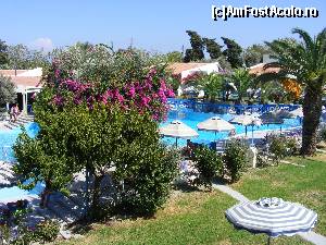 [P13] Fotografie facuta din balcon. Se vede piscina pentru adulti din gradina din spatele hotelului in partea dreapta iar in stanga cea pentru copii, in stanga pomului inflorit...  » foto by camelia
 - 
<span class="allrVoted glyphicon glyphicon-heart hidden" id="av557813"></span>
<a class="m-l-10 hidden" id="sv557813" onclick="voting_Foto_DelVot(,557813,17489)" role="button">șterge vot <span class="glyphicon glyphicon-remove"></span></a>
<a id="v9557813" class=" c-red"  onclick="voting_Foto_SetVot(557813)" role="button"><span class="glyphicon glyphicon-heart-empty"></span> <b>LIKE</b> = Votează poza</a> <img class="hidden"  id="f557813W9" src="/imagini/loader.gif" border="0" /><span class="AjErrMes hidden" id="e557813ErM"></span>