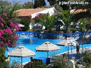 [P16] Tot vedere din balcon. Se vede piscina pentru adulti si in mijloc, intre palmieri barul care nu intra in programul all inclusive. Despre acesta spuneam ca e legat prin podete de zona de sezlonguri » foto by camelia
 - 
<span class="allrVoted glyphicon glyphicon-heart hidden" id="av557816"></span>
<a class="m-l-10 hidden" id="sv557816" onclick="voting_Foto_DelVot(,557816,17489)" role="button">șterge vot <span class="glyphicon glyphicon-remove"></span></a>
<a id="v9557816" class=" c-red"  onclick="voting_Foto_SetVot(557816)" role="button"><span class="glyphicon glyphicon-heart-empty"></span> <b>LIKE</b> = Votează poza</a> <img class="hidden"  id="f557816W9" src="/imagini/loader.gif" border="0" /><span class="AjErrMes hidden" id="e557816ErM"></span>