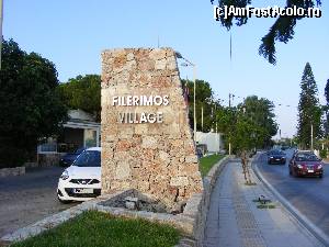 [P17] Placa din fata hotelului. In dreapta soseaua pe care o traversam ca sa mergem spre plaja, in stanga un refugiu unde intrau autocarele sa lase sau sa ia turistii » foto by camelia
 - 
<span class="allrVoted glyphicon glyphicon-heart hidden" id="av557817"></span>
<a class="m-l-10 hidden" id="sv557817" onclick="voting_Foto_DelVot(,557817,17489)" role="button">șterge vot <span class="glyphicon glyphicon-remove"></span></a>
<a id="v9557817" class=" c-red"  onclick="voting_Foto_SetVot(557817)" role="button"><span class="glyphicon glyphicon-heart-empty"></span> <b>LIKE</b> = Votează poza</a> <img class="hidden"  id="f557817W9" src="/imagini/loader.gif" border="0" /><span class="AjErrMes hidden" id="e557817ErM"></span>