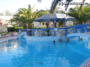 [P23] Piscina pentru adulti cu barul in mijloc si podetele despre care spuneam in review » foto by camelia
 - 
<span class="allrVoted glyphicon glyphicon-heart hidden" id="av557823"></span>
<a class="m-l-10 hidden" id="sv557823" onclick="voting_Foto_DelVot(,557823,17489)" role="button">șterge vot <span class="glyphicon glyphicon-remove"></span></a>
<a id="v9557823" class=" c-red"  onclick="voting_Foto_SetVot(557823)" role="button"><span class="glyphicon glyphicon-heart-empty"></span> <b>LIKE</b> = Votează poza</a> <img class="hidden"  id="f557823W9" src="/imagini/loader.gif" border="0" /><span class="AjErrMes hidden" id="e557823ErM"></span>