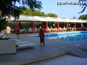 [P04] Piscina de la intrare si terasa restaurantului in stanga » foto by camelia
 - 
<span class="allrVoted glyphicon glyphicon-heart hidden" id="av557802"></span>
<a class="m-l-10 hidden" id="sv557802" onclick="voting_Foto_DelVot(,557802,17489)" role="button">șterge vot <span class="glyphicon glyphicon-remove"></span></a>
<a id="v9557802" class=" c-red"  onclick="voting_Foto_SetVot(557802)" role="button"><span class="glyphicon glyphicon-heart-empty"></span> <b>LIKE</b> = Votează poza</a> <img class="hidden"  id="f557802W9" src="/imagini/loader.gif" border="0" /><span class="AjErrMes hidden" id="e557802ErM"></span>