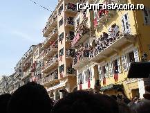 P11 [APR-2016] Corfu Town - Obiceiul aruncarii ulcioarelor cu apa de la balcoane in ziua de Paste