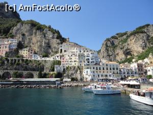 P11 [JUN-2019] Amalfi, vedere de pe vas, în zare, la baza stâncii, Chiesa di Maria Santissima. 