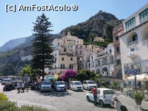 P09 [JUN-2019] Amalfi, vedere din Piazza Flavio Gioia, spre stânga, sus se vede turla Chiesei di Maria Santissima Annunziata, iar jos lângă ceramica cu harta orașului este Museo di Arsenale. 