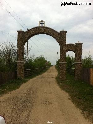 [P01] Poarta de intrare spre Mănăstirea Trotușanu » foto by Yersinia Pestis
 - 
<span class="allrVoted glyphicon glyphicon-heart hidden" id="av651784"></span>
<a class="m-l-10 hidden" id="sv651784" onclick="voting_Foto_DelVot(,651784,17524)" role="button">șterge vot <span class="glyphicon glyphicon-remove"></span></a>
<a id="v9651784" class=" c-red"  onclick="voting_Foto_SetVot(651784)" role="button"><span class="glyphicon glyphicon-heart-empty"></span> <b>LIKE</b> = Votează poza</a> <img class="hidden"  id="f651784W9" src="/imagini/loader.gif" border="0" /><span class="AjErrMes hidden" id="e651784ErM"></span>