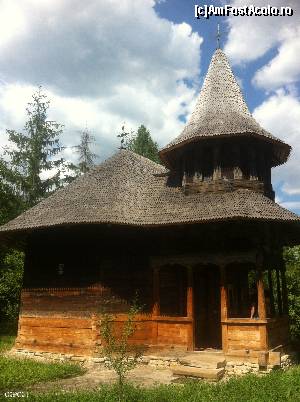[P25] Biserica, construită din lemn, pe temelie de piatră și cu colțurile încheiate în ”coadă de rândunică” » foto by Yersinia Pestis
 - 
<span class="allrVoted glyphicon glyphicon-heart hidden" id="av651845"></span>
<a class="m-l-10 hidden" id="sv651845" onclick="voting_Foto_DelVot(,651845,17524)" role="button">șterge vot <span class="glyphicon glyphicon-remove"></span></a>
<a id="v9651845" class=" c-red"  onclick="voting_Foto_SetVot(651845)" role="button"><span class="glyphicon glyphicon-heart-empty"></span> <b>LIKE</b> = Votează poza</a> <img class="hidden"  id="f651845W9" src="/imagini/loader.gif" border="0" /><span class="AjErrMes hidden" id="e651845ErM"></span>