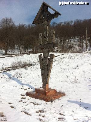 [P08] Troița de la intrarea-n Schit » foto by Yersinia Pestis
 - 
<span class="allrVoted glyphicon glyphicon-heart hidden" id="av651795"></span>
<a class="m-l-10 hidden" id="sv651795" onclick="voting_Foto_DelVot(,651795,17524)" role="button">șterge vot <span class="glyphicon glyphicon-remove"></span></a>
<a id="v9651795" class=" c-red"  onclick="voting_Foto_SetVot(651795)" role="button"><span class="glyphicon glyphicon-heart-empty"></span> <b>LIKE</b> = Votează poza</a> <img class="hidden"  id="f651795W9" src="/imagini/loader.gif" border="0" /><span class="AjErrMes hidden" id="e651795ErM"></span>