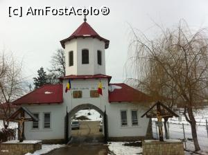 [P14] Intrarea în Mănăstirea Sihastru » foto by Yersinia Pestis <span class="label label-default labelC_thin small">NEVOTABILĂ</span>