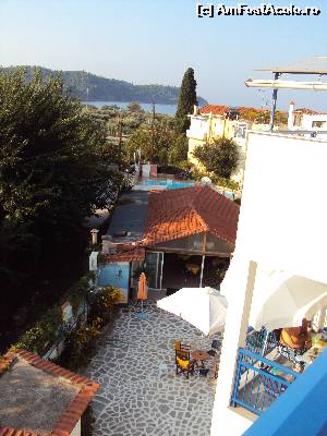 [P06] 6. Vedere din balcon spre curtea interioară. În fundal se vede marea.  » foto by msnd
 - 
<span class="allrVoted glyphicon glyphicon-heart hidden" id="av560182"></span>
<a class="m-l-10 hidden" id="sv560182" onclick="voting_Foto_DelVot(,560182,17533)" role="button">șterge vot <span class="glyphicon glyphicon-remove"></span></a>
<a id="v9560182" class=" c-red"  onclick="voting_Foto_SetVot(560182)" role="button"><span class="glyphicon glyphicon-heart-empty"></span> <b>LIKE</b> = Votează poza</a> <img class="hidden"  id="f560182W9" src="/imagini/loader.gif" border="0" /><span class="AjErrMes hidden" id="e560182ErM"></span>