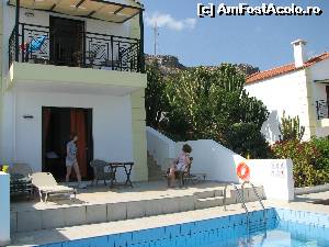 [P07] Terasa de la parter a vilei cu balconul de la etaj si piscina privata. Vilele sunt despartite prin gradini cu vegetatie.  » foto by calatorul
 - 
<span class="allrVoted glyphicon glyphicon-heart hidden" id="av682347"></span>
<a class="m-l-10 hidden" id="sv682347" onclick="voting_Foto_DelVot(,682347,17543)" role="button">șterge vot <span class="glyphicon glyphicon-remove"></span></a>
<a id="v9682347" class=" c-red"  onclick="voting_Foto_SetVot(682347)" role="button"><span class="glyphicon glyphicon-heart-empty"></span> <b>LIKE</b> = Votează poza</a> <img class="hidden"  id="f682347W9" src="/imagini/loader.gif" border="0" /><span class="AjErrMes hidden" id="e682347ErM"></span>