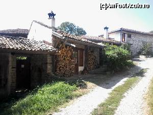 [P01] Drumul catre Vanda Guesthouse si pensiunea in fundal » foto by dannaa
 - 
<span class="allrVoted glyphicon glyphicon-heart hidden" id="av570237"></span>
<a class="m-l-10 hidden" id="sv570237" onclick="voting_Foto_DelVot(,570237,17680)" role="button">șterge vot <span class="glyphicon glyphicon-remove"></span></a>
<a id="v9570237" class=" c-red"  onclick="voting_Foto_SetVot(570237)" role="button"><span class="glyphicon glyphicon-heart-empty"></span> <b>LIKE</b> = Votează poza</a> <img class="hidden"  id="f570237W9" src="/imagini/loader.gif" border="0" /><span class="AjErrMes hidden" id="e570237ErM"></span>