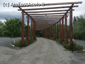 [P03] " Tunelul " de intrare la Complexul Montana Garden din Răşinari, judeţul Sibiu. În stânga şi dreapta "tunelului" se află prima parcare. » foto by traian.leuca †
 - 
<span class="allrVoted glyphicon glyphicon-heart hidden" id="av1144743"></span>
<a class="m-l-10 hidden" id="sv1144743" onclick="voting_Foto_DelVot(,1144743,17702)" role="button">șterge vot <span class="glyphicon glyphicon-remove"></span></a>
<a id="v91144743" class=" c-red"  onclick="voting_Foto_SetVot(1144743)" role="button"><span class="glyphicon glyphicon-heart-empty"></span> <b>LIKE</b> = Votează poza</a> <img class="hidden"  id="f1144743W9" src="/imagini/loader.gif" border="0" /><span class="AjErrMes hidden" id="e1144743ErM"></span>