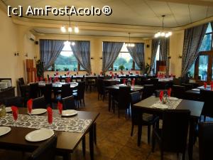 [P04] Sala restaurantului - Restaurant-pensiune „Mărginimea Sibiului”, lângă Orlat.  » foto by tata123 🔱
 - 
<span class="allrVoted glyphicon glyphicon-heart hidden" id="av1014028"></span>
<a class="m-l-10 hidden" id="sv1014028" onclick="voting_Foto_DelVot(,1014028,17702)" role="button">șterge vot <span class="glyphicon glyphicon-remove"></span></a>
<a id="v91014028" class=" c-red"  onclick="voting_Foto_SetVot(1014028)" role="button"><span class="glyphicon glyphicon-heart-empty"></span> <b>LIKE</b> = Votează poza</a> <img class="hidden"  id="f1014028W9" src="/imagini/loader.gif" border="0" /><span class="AjErrMes hidden" id="e1014028ErM"></span>