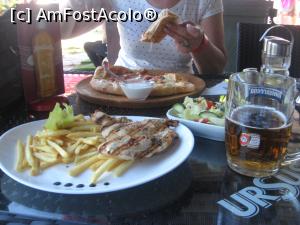 [P18] Masa e abundenta, ca-ntr-o taverna din Thassos sau Halkidiki, pretul e asemanator. Lipsesc doar pisicile.  » foto by dorgo
 - 
<span class="allrVoted glyphicon glyphicon-heart hidden" id="av939043"></span>
<a class="m-l-10 hidden" id="sv939043" onclick="voting_Foto_DelVot(,939043,17748)" role="button">șterge vot <span class="glyphicon glyphicon-remove"></span></a>
<a id="v9939043" class=" c-red"  onclick="voting_Foto_SetVot(939043)" role="button"><span class="glyphicon glyphicon-heart-empty"></span> <b>LIKE</b> = Votează poza</a> <img class="hidden"  id="f939043W9" src="/imagini/loader.gif" border="0" /><span class="AjErrMes hidden" id="e939043ErM"></span>