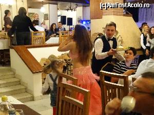 [P25] Întâlnirea AFA 2015 - Hotel Belvedere Predeal. O dansatoare chiar langa masa noastra. Uitati-va la privirea ospatarului. Foarte tare asta :))  » foto by vega06
 - 
<span class="allrVoted glyphicon glyphicon-heart hidden" id="av606348"></span>
<a class="m-l-10 hidden" id="sv606348" onclick="voting_Foto_DelVot(,606348,17815)" role="button">șterge vot <span class="glyphicon glyphicon-remove"></span></a>
<a id="v9606348" class=" c-red"  onclick="voting_Foto_SetVot(606348)" role="button"><span class="glyphicon glyphicon-heart-empty"></span> <b>LIKE</b> = Votează poza</a> <img class="hidden"  id="f606348W9" src="/imagini/loader.gif" border="0" /><span class="AjErrMes hidden" id="e606348ErM"></span>